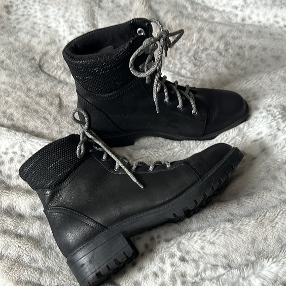 Universal thread black girls combat style boots size 7 - Picture 2 of 7